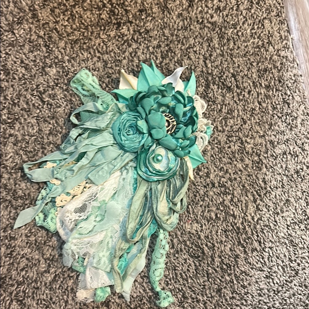 Ladies pin on flower